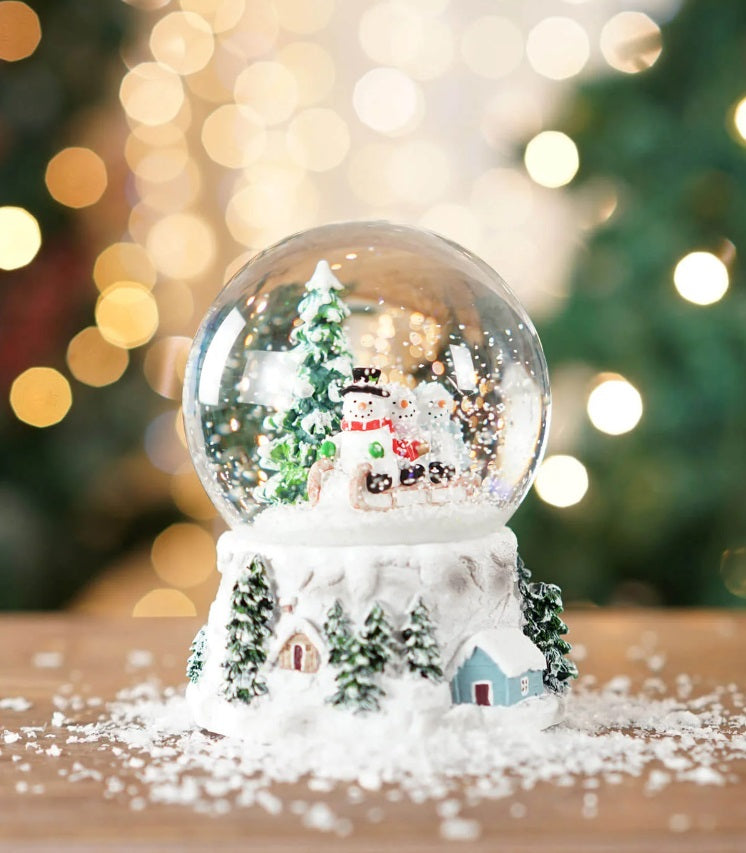 Božićna vodena kugla (Snjegovići na saonicama i bor) 11 x 11 x 15